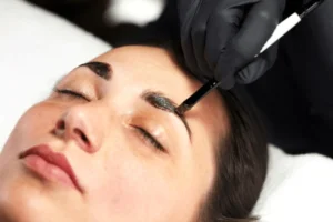 woman getting a tint added to her brows